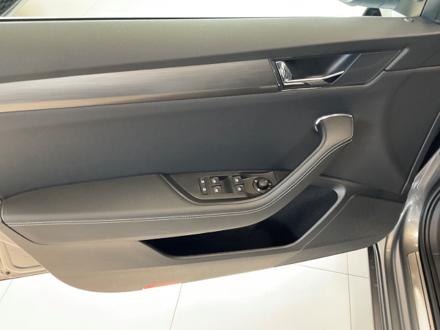 Skoda - Superb 2.0 TDI Combi Style AHK ACC Navi LaneAssist_17