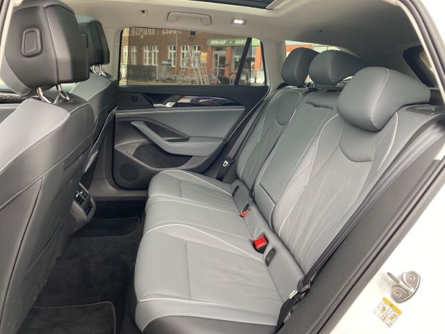 VW - Passat Variant Elegance 2.0TDI 110kW 7-Gang-DSG HUD AD StandHZG AHK-klappbar El. Panodach_10